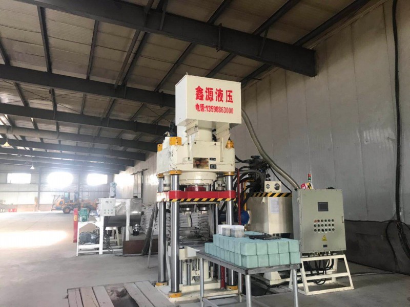 山東自動舔鹽磚壓塊機2-5公斤餅塊Y淄博市雙塊鹽磚機客戶現場