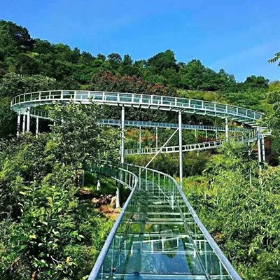 爆紅玻璃構造的景點游樂設施刷屏朋友圈 玻璃滑道