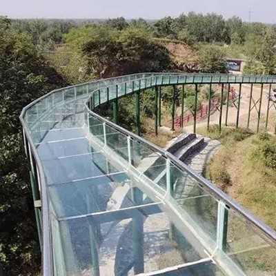 爆紅玻璃構造的景點游樂設施刷屏朋友圈玻璃滑道