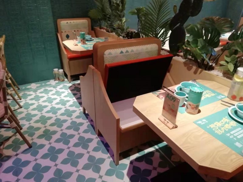 帶儲(chǔ)物柜卡座沙發(fā)案例 長(zhǎng)沙嘟嘟泰國(guó)小館卡座餐桌定制